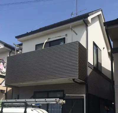 光と風を十分に採り入れる横格子ルーバータイプのベランダ